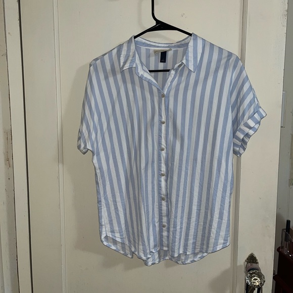 (✨ 3 for $15) Striped short sleeve button up shirt - Picture 1 of 5